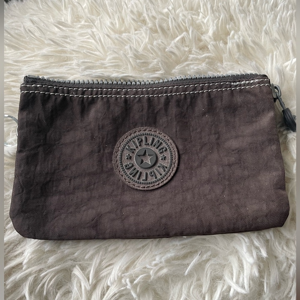 Kipling Creativity Small
5 Pocket gray nylon wallet pouch 7” x 4.75” Zip close